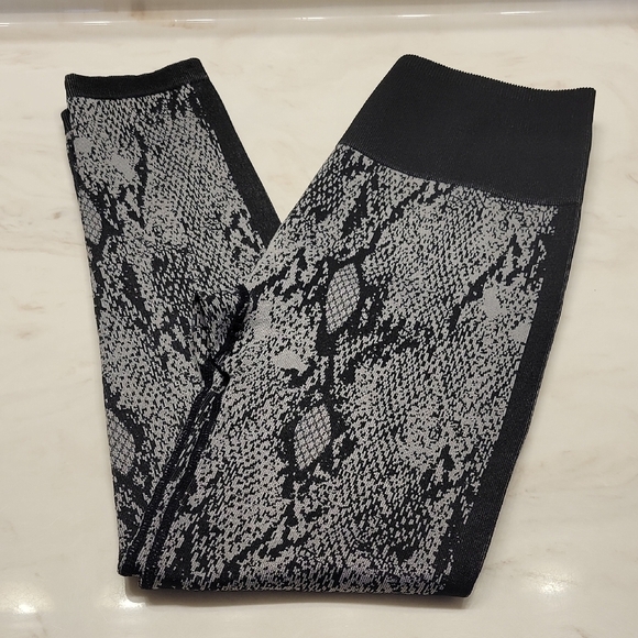 Fabletics Snakeskin Patterned Leggings size small - Picture 1 of 4